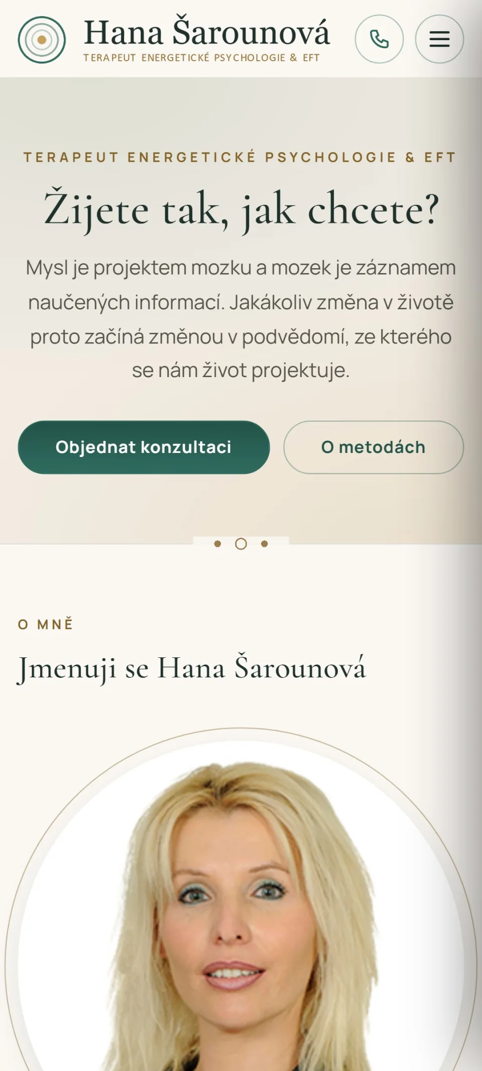 Úvodní stránka webu terapeutické praxe v zelené a béžové barevnosti – mobilní zobrazení