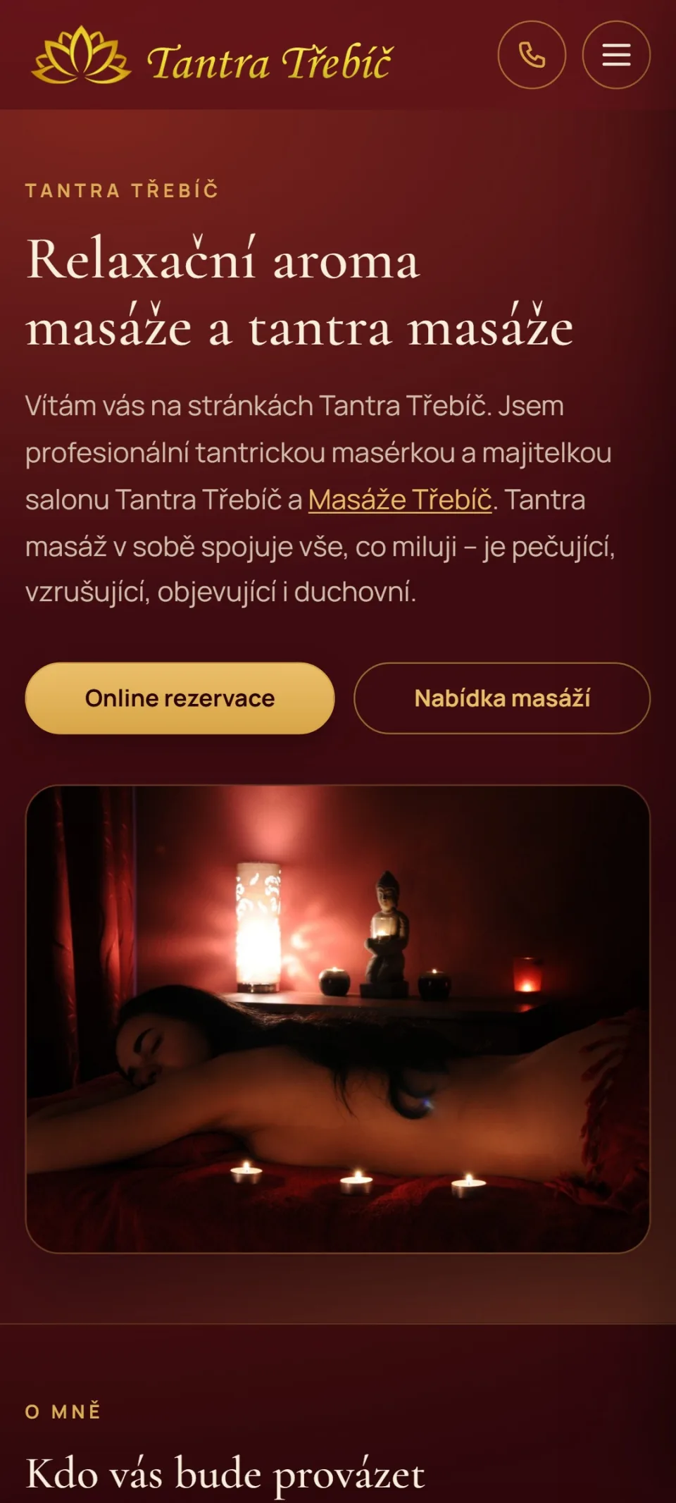 Úvodní stránka webu salonu Tantra Třebíč ve vínové a zlaté barevnosti – mobilní zobrazení